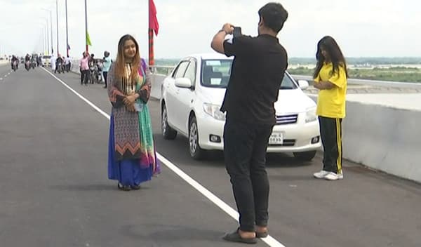 কাল থেকে পদ্মা সেতুতে নেমে ছবি তুললে যে শাস্তি