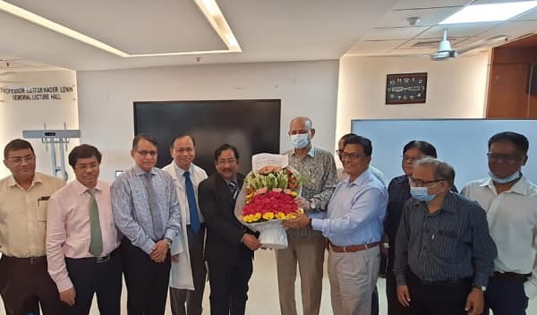 শেখ হাসিনা বার্ন এন্ড প্লাস্টিক ইনস্টিটিউট পরিদর্শনে বিএসএমএমইউ প্রতিনিধি দল