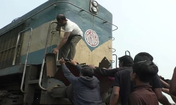 ট্রেনের সাথে ট্রলির সংঘর্ষে আহত ১