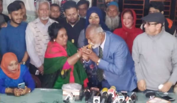 তৈমূরকে মিষ্টিমুখ করালেন আইভী