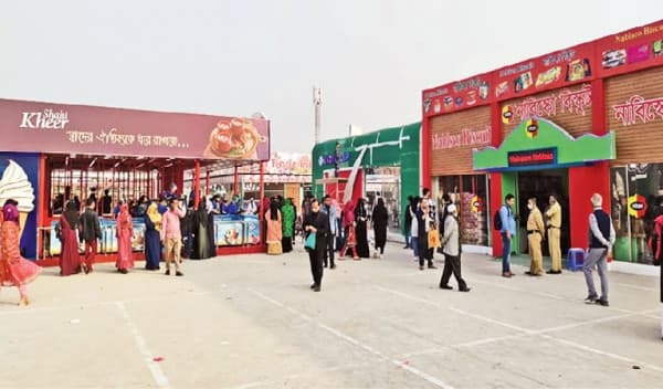 ছুটির দিনেও ক্রেতা-দর্শনার্থী নেই বাণিজ্য মেলায়