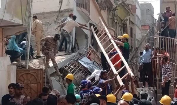 করাচিতে ভবন ধসে নিহত ১১