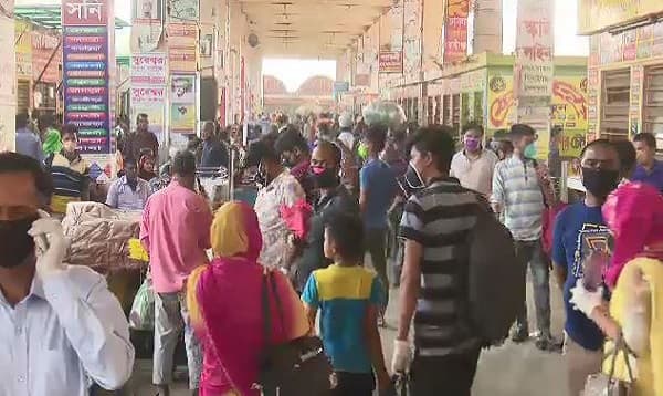 করোনা ঝুঁকি নিয়েই বাস টার্মিনালে উপচেপড়া ভিড়