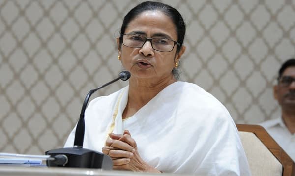 করোনা মোকাবিলায় কেন্দ্রে থেকে ১,৫০০ কোটি টাকার প্যাকেজ চাইলেন মমতা