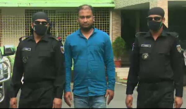 সামাজিক যোগাযোগ মাধ্যমে ভুয়া আইডি খুলে প্রতারণা