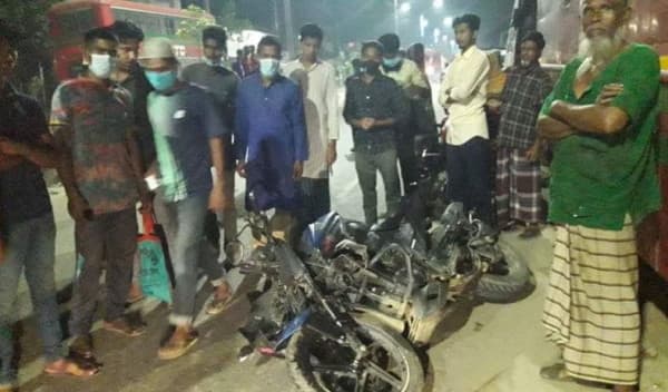 ট্রাকের চাকায় পিষ্ট দুই মোটরসাইকেলের আরোহী 