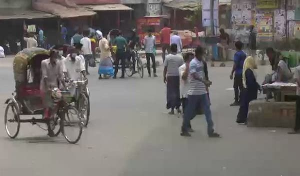 হাস্যকর নানা অজুহাতেও বের হচ্ছে মানুষ