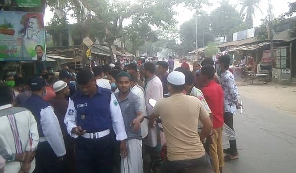 বিধিনিষেধ বাস্তবায়নের দায়িত্বে থাকা ট্রাফিক পুলিশকে মারধর, আটক ৪