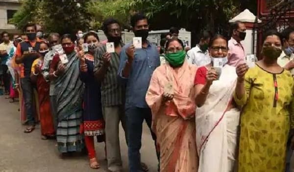 পঞ্চম দফা ভোটের আগে পশ্চিমবঙ্গে নির্বাচনি প্রচার তুঙ্গে