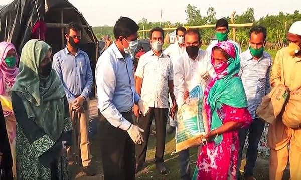 তৃতীয় লিঙ্গ ও বেদে সম্প্রদায়ের বাড়িতে খাবার পৌঁছে দিচ্ছে বরগুনা জেলা প্রশাসন