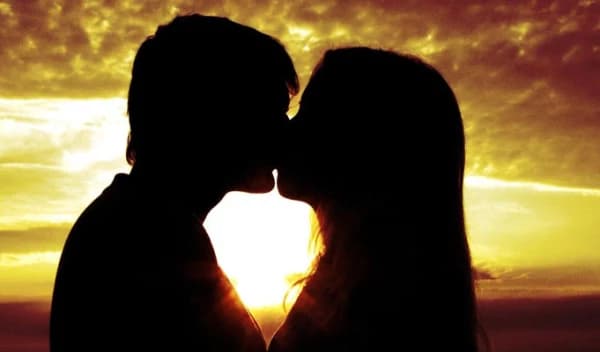 চুম্বনের যত শারীরিক রসায়ন