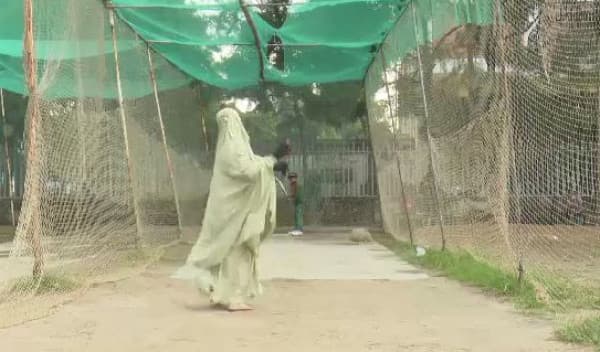 বোরকা পরে ক্রিকেট খেলা মা ও তার ছেলের গল্প