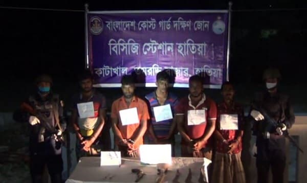 নোয়াখালীতে অস্ত্রসহ ৫ জলদস্যু আটক, অপহৃত ৯ জেলে উদ্ধার