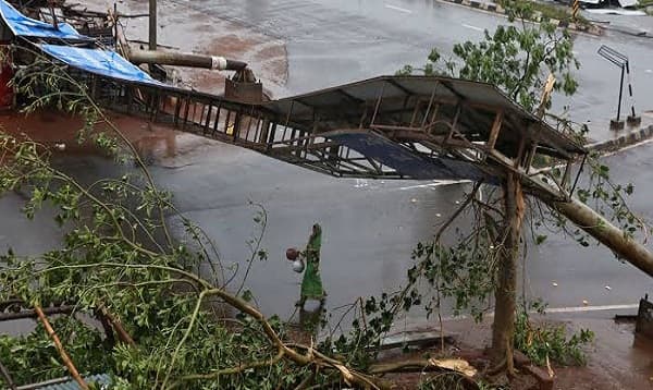 আম্পানে লন্ডভন্ড কলকাতায় অন্তত ১০ জনের মৃত্যু