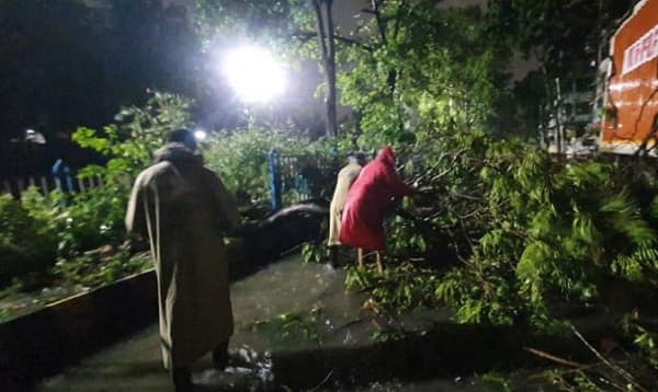 কয়েক দশকের মধ্যে সবচেয়ে বড় প্রাকৃতিক দুর্যোগের মুখোমুখি কলকাতা  