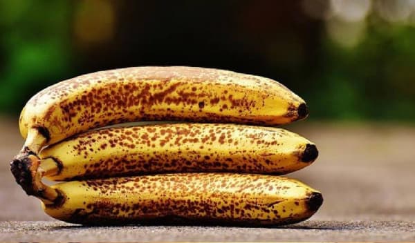 কলার খোসায় কালচে দাগ তৈরি হয় কেন?