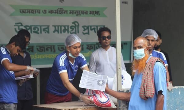 দুঃস্থদের ঈদ সামগ্রী দিলো 'মানবতার জন্য আমরা ফাউন্ডেশন'