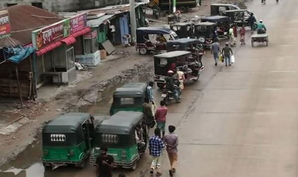 মহাসড়কে বেড়েছে গাড়ীর চাপ, বন্ধ গণপরিবহন  
