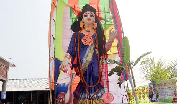 ৬০ ফুট উচ্চতার প্রতিমায় সরস্বতী পূজা