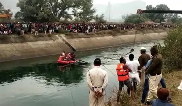 ভারতে বাস খাদে পড়ে নিহত ৩৭