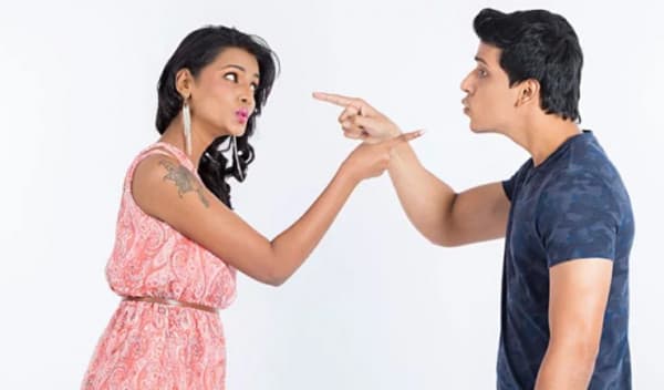 সম্পর্কে তৃতীয়জনের উপস্থিতি বুঝবেন যেভাবে