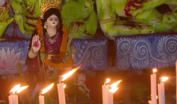 করোনা মুক্তি ও সংসারে সুখ শান্তি কামনায় চলছে লক্ষ্মী পূজা