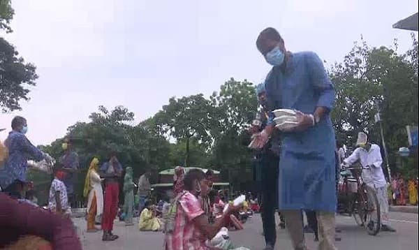 টানা ৬১ দিন ধরে ছিন্নমূল মানুষের পাশে ডাকসু নেতা সৈকত