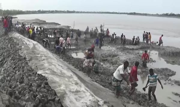 স্বেচ্ছাশ্রমে সংস্কার হলো খোলপেটুয়া নদীর দুই কিলোমিটার বাঁধ