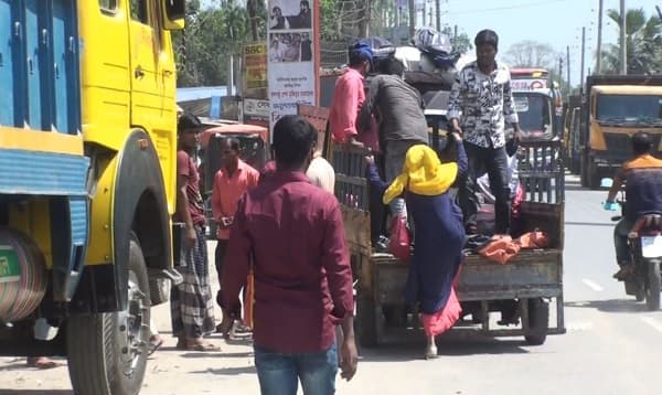 গণপরিবহন বন্ধ থাকলেও বিকল্প যানবাহনে বাড়ি ফিরছে মানুষ