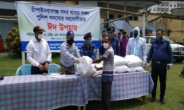 ঈদ বোনাসের টাকায় কর্মহীদের ঈদ উপহার দিল চাঁপাইনবাবগঞ্জ পুলিশ