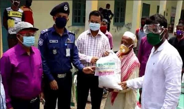 কর্মহীনদের খাদ্য সহায়তা দিলেন পিরোজপুরের ব্যাংক কর্মকর্তারা