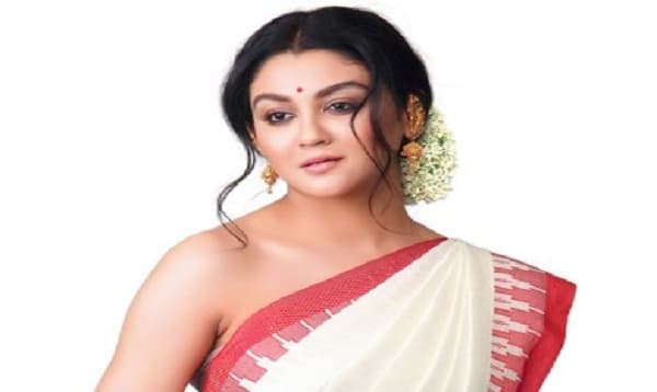 দূর্গাপূজার উৎসবে জয়া আহসান