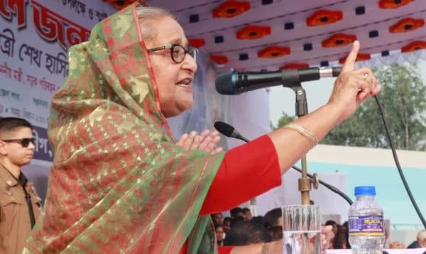 এই মোবাইল কে দিয়েছে? প্রশ্ন প্রধানমন্ত্রীর
