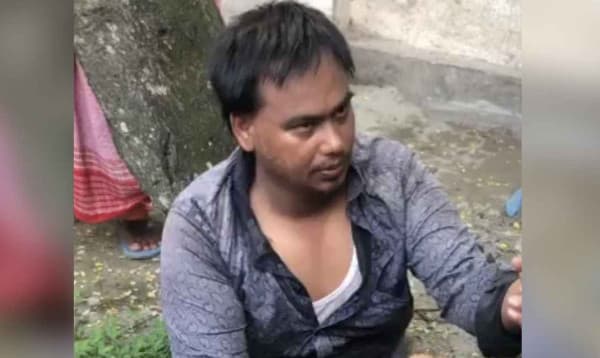 গোপনে নারীর গোসলের ভিডিও করতে গিয়ে কৃষি কর্মকর্তা আটক