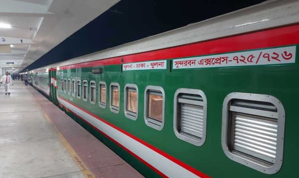 পদ্মা সেতু হয়ে প্রথম যাত্রীবাহী ট্রেন ঢাকায়