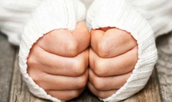 শীতে হাত-পা ঠান্ডা হয়ে থাকে? জেনে নিন কারণ