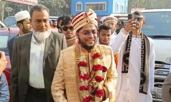 ১০৯৯ বিয়ে পড়ানোর পর বিয়ের পিঁড়িতে বসলেন কাজী