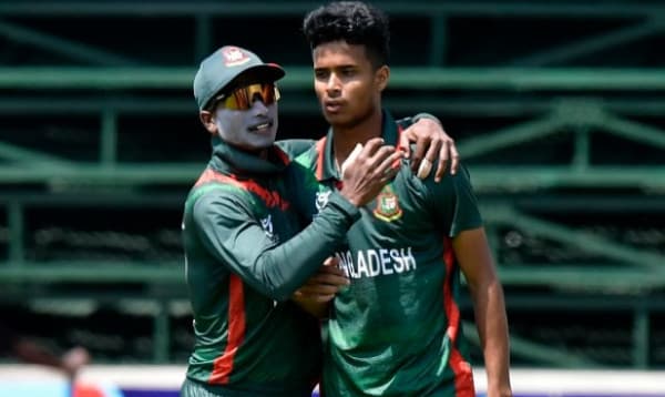 ১৫৫ রানে অলআউট পাকিস্তান, সেমির আশা বাংলাদেশের