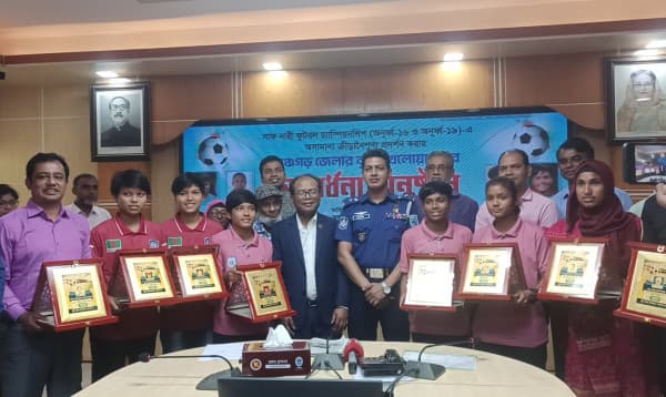 সাফ নারী দলের ৬ ফুটবলারকে পঞ্চগড় জেলা প্রশাসনের সংবর্ধনা