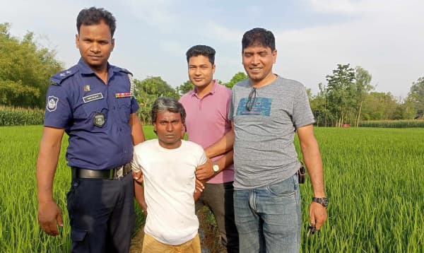 ছেলের ছুরিকাঘাতে বাবার মৃত্যু, গুরুতর আহত মা