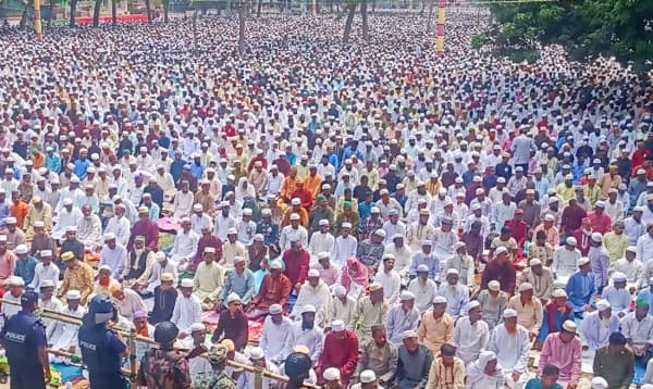 Mammoth Eid-congregation at Gor-e-Shahid & Sholakia Eidgah Maidan