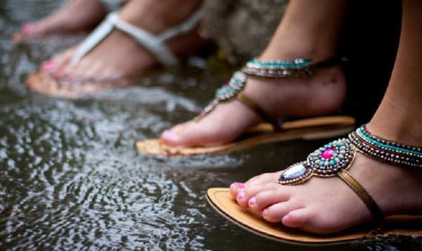 বৃষ্টির পানিতে জুতা ভিজলে কী করবেন?