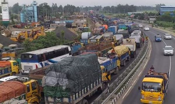 Lengthy traffic congestion in Dhaka-Tangail highway