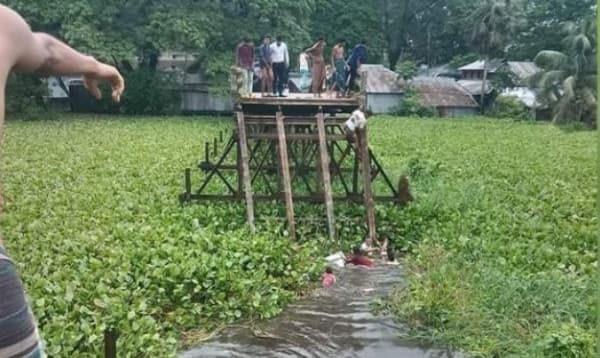 বরগুনায় ব্রিজ ভেঙে খালে মাইক্রোবাস, নিহত বেড়ে ১০ বরযাত্রী