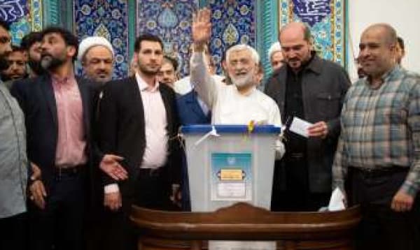 Hardliner takes narrow lead in Iranian election