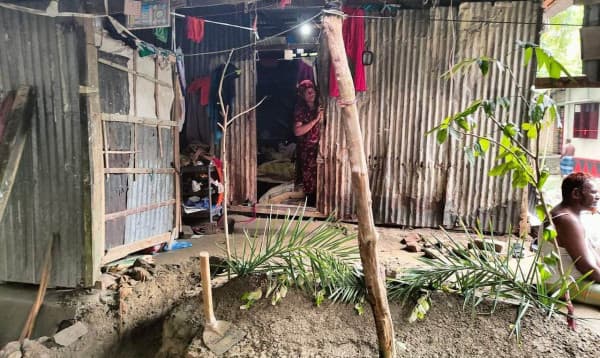 কবরস্থানে জায়গা না পেয়ে ঘরের বারান্দায় মায়ের দাফন
