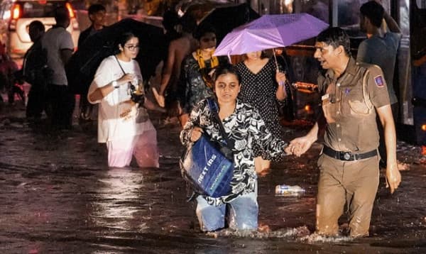 বৃষ্টিতে ভারতের সাত রাজ্যে নিহত ৩২, দিল্লিতে লাল সতর্কতা জারি