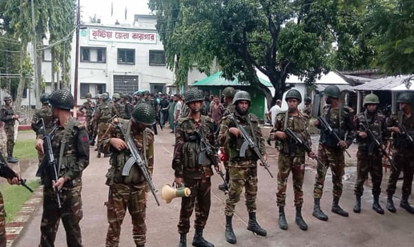 রক্ষীদের ওপর হামলা করে কুষ্টিয়া জেলা কারাগার থেকে পালিয়েছে কয়েকজন বন্দী