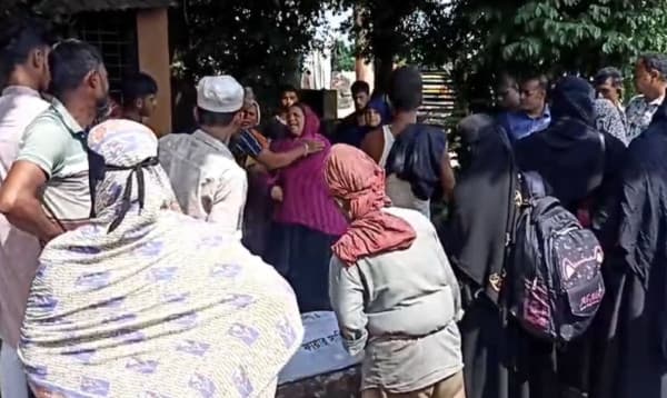 কুমিল্লায় কাভার্ডভ্যানের চাপায় প্রাণ গেলো মা ও শিশুর