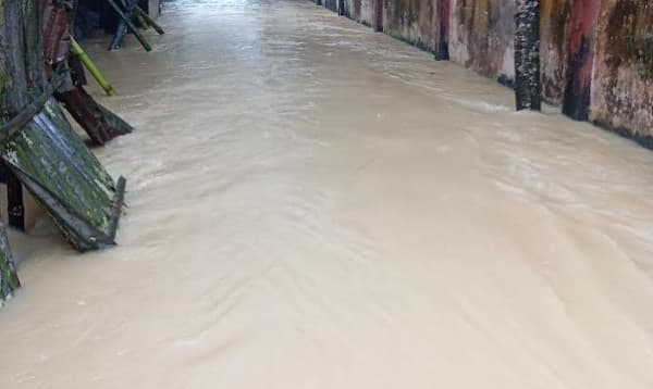 ভারি বর্ষণ ও পাহাড়ি ঢলে বিভিন্ন জেলায় বন্যা, পানিবন্দী কয়েক লাখ মানুষ